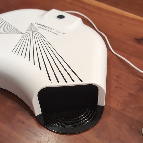 CurrentBody Skin LED Light Therapy - White For Hands - Picture 5 of 8